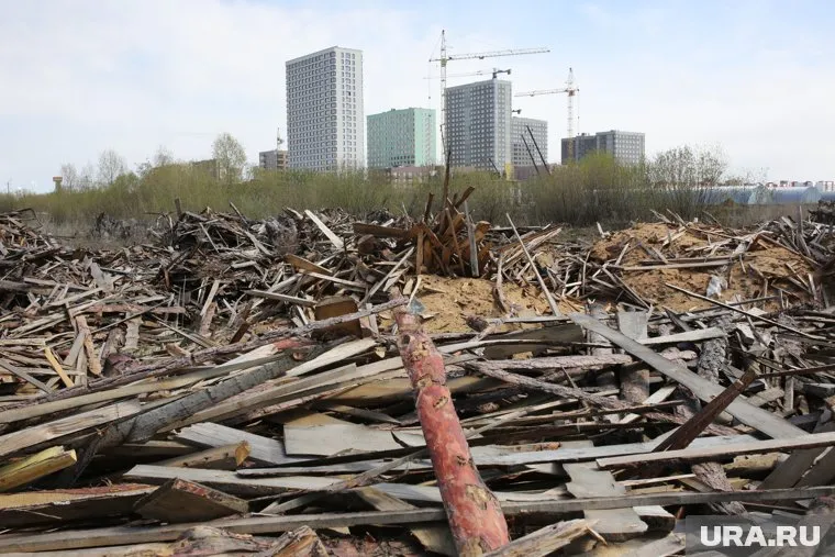 По словам местных жителей, горы мусора не вывозят несколько дней