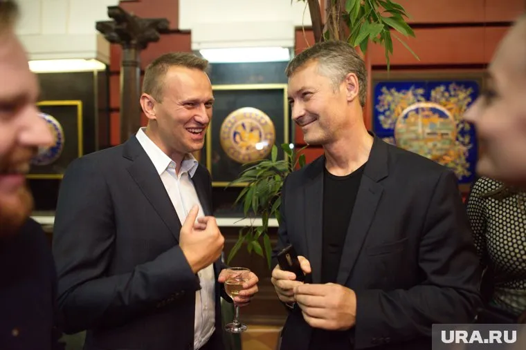 Одобренная активность Ройзмана (справа), по большей части, это реакция Кремля на активность Навального (слева)