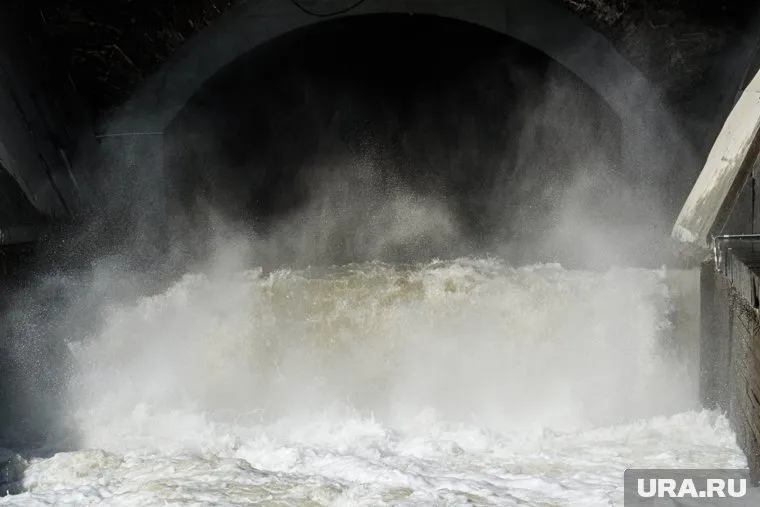 Сброс воды произвели без предупреждения, говорит собеседник агентства