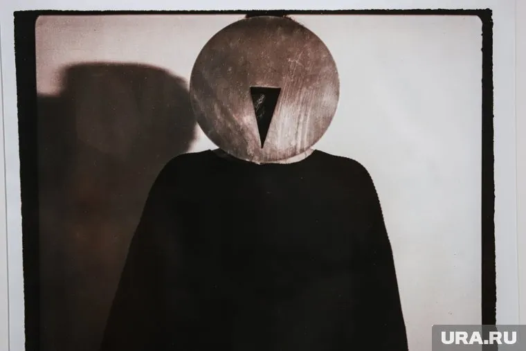 Некоторые работы напоминают постеры к триллеру