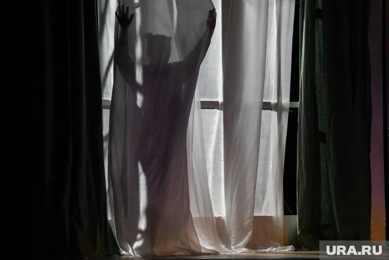 Женщина спрыгнула вместе с ребенком с 3 этажа, так как была пьяна