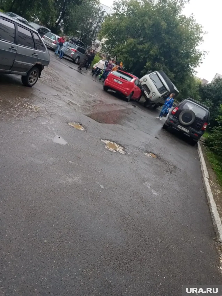 Мальчик не справился с управлением и наехал на иномарку