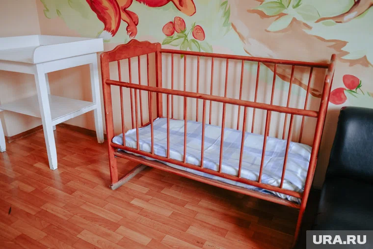 Младенец выпал из кроватки и ударился головой об пол