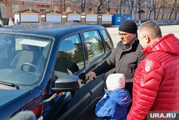 В Кургане вручили первую машину победителю викторины «Весна в семью пришла»