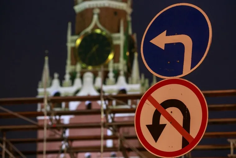 Знак "Бесполетная зона" на Красной площади. Москва, дорожные знаки, спасская башня, разворот запрещен, москва, кремль, красная площадь, поворот налево