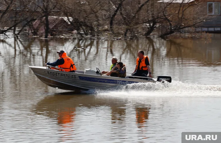 Четверо надымчан ночью застряли на реке из-за заглохшего мотора