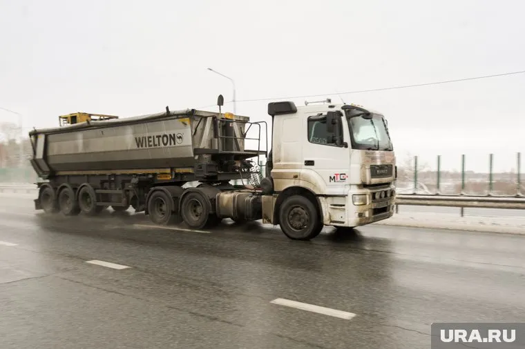 Движение грузовиков, автобусов и такси ограничили из-за непогоды