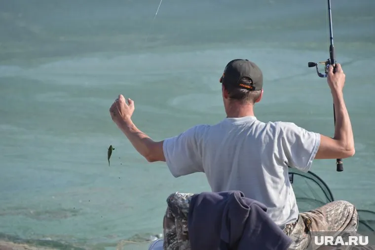 Мужчина рыбачил на удочку