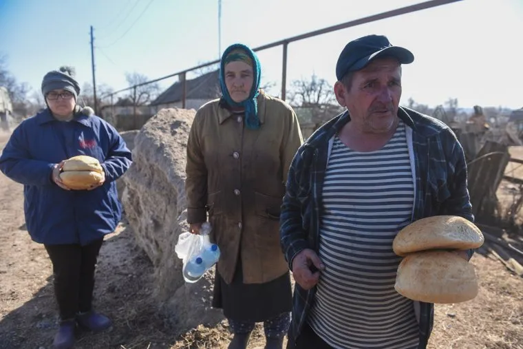 Волонтер развозит гуманитарную помощь по освобожденным селам.  ДНР