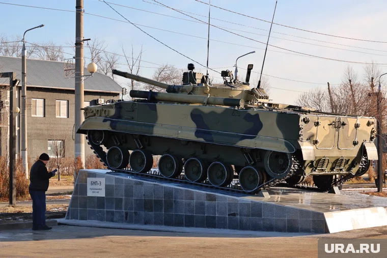 В Кургане установили памятник БМП-3
