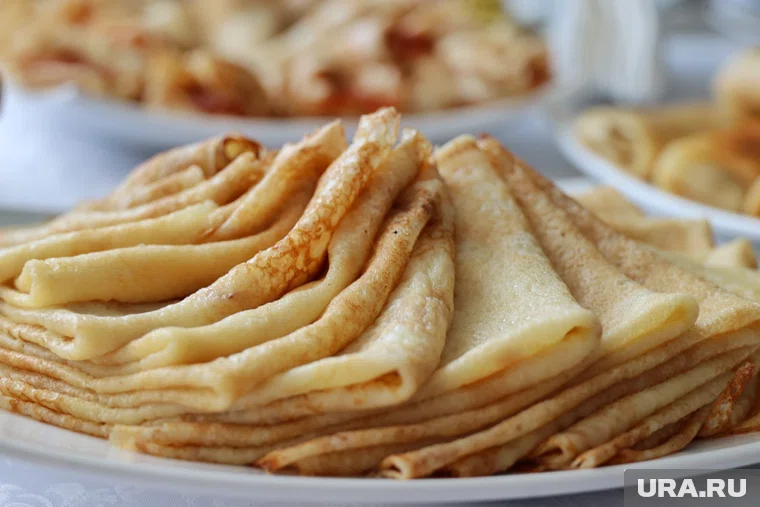 На Дмитриев день принято готовить блины, и один оставлять на подоконнике