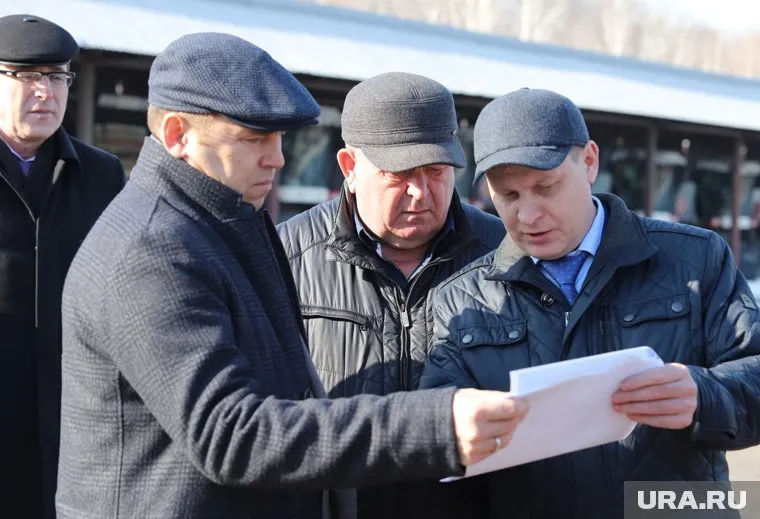 Дмитрий Лесовой (справа) с начала февраля фактически руководит Притобольным районом