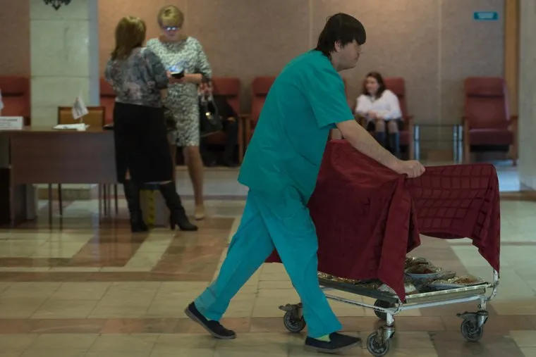 III съезд движения "В защиту человека труда". Екатеринбург, столовая, официант, разнос