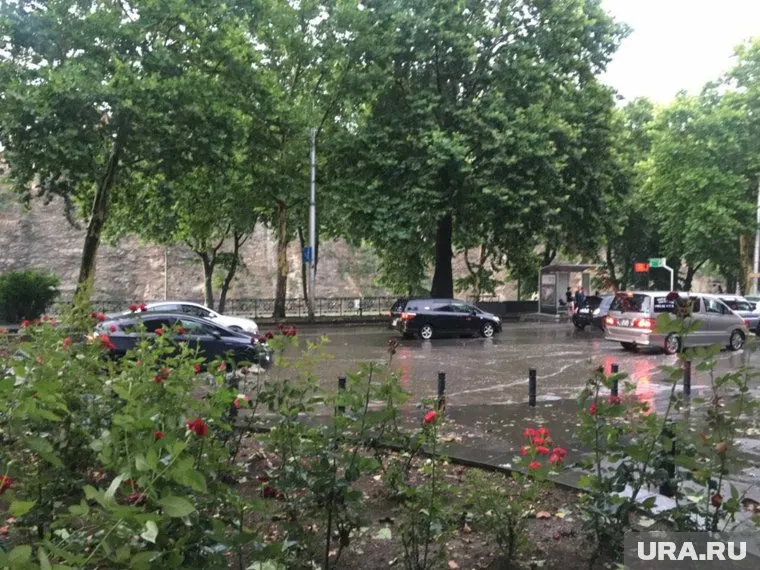 Дождь затопил проезжую часть