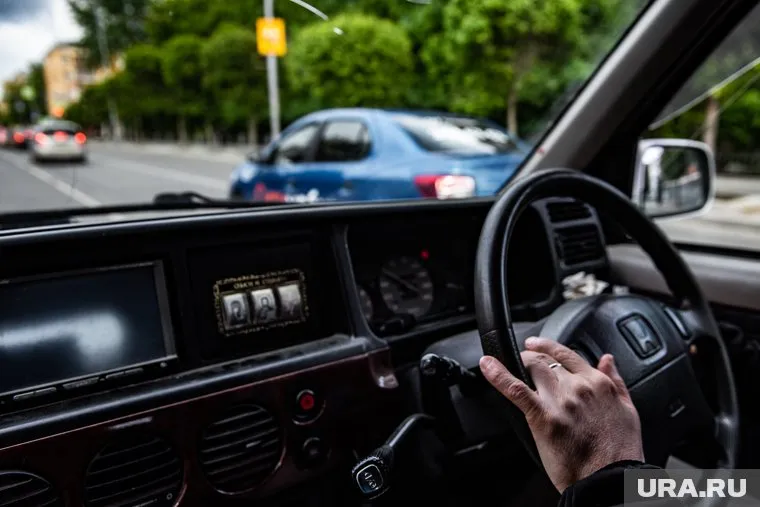 При нагревании пластика и обивки салона выделяются канцерогены, заявил Михаил Кутушов