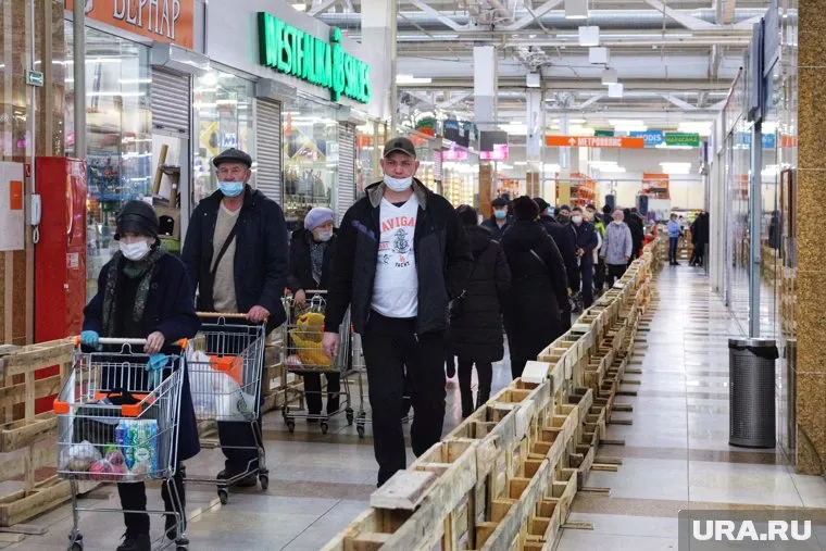 В ТРЦ «Рио» отгородили вход в супермаркет деревянными поддонами