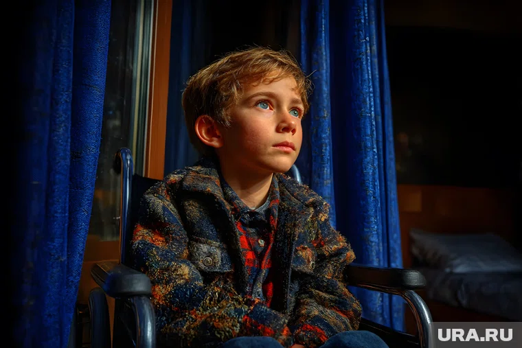 На данный момент Рома осуществляет передвижение посредством использования инвалидного кресла