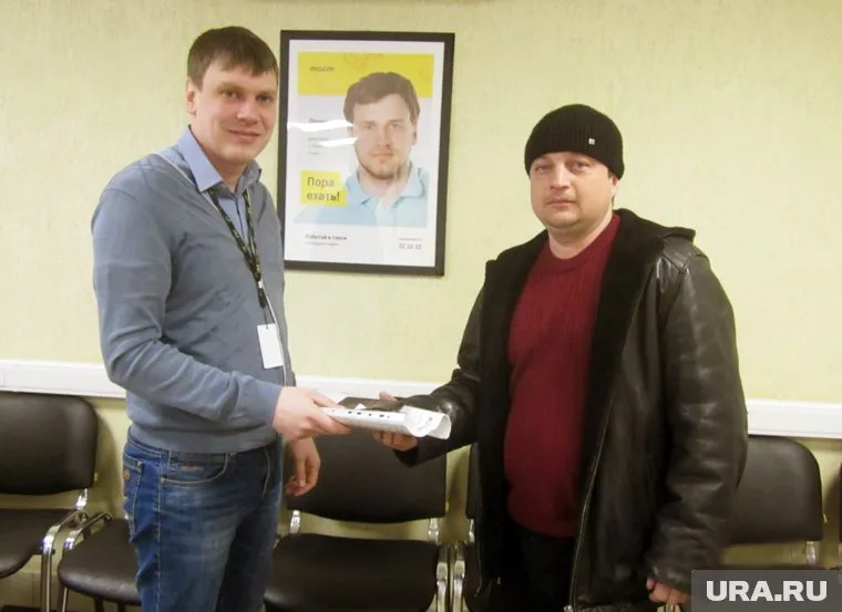 Пассажир Александр Гурских (справа) получил свои вещи в целости и сохранности