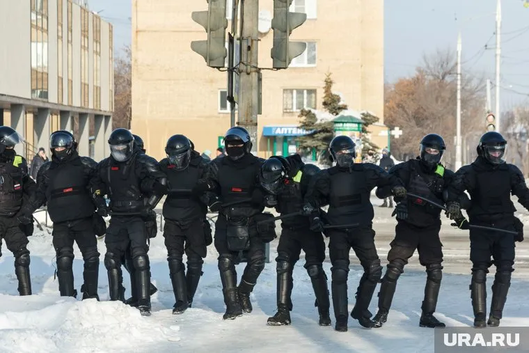 Полиция в Магнитогорске задержала журналиста во время несанкционированной акции