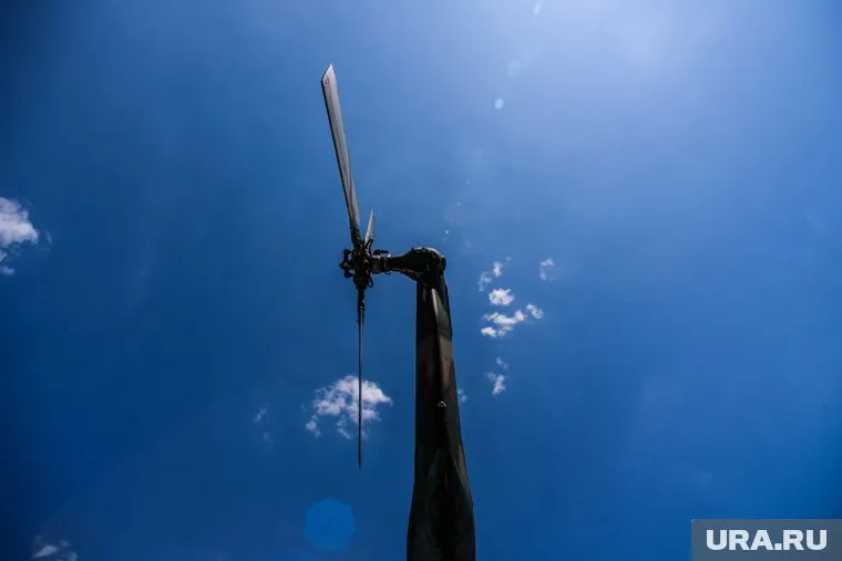 В Салехарде ветер раскручивает винт вертолета Ми-24, установленного в парке