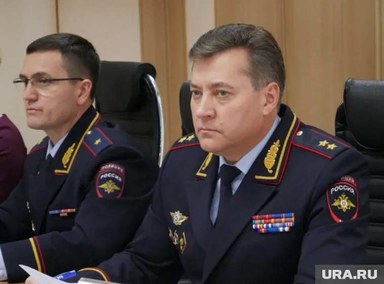 Михаил Скоков (справа) распорядился поощрить сотрудников, поймавших преступника