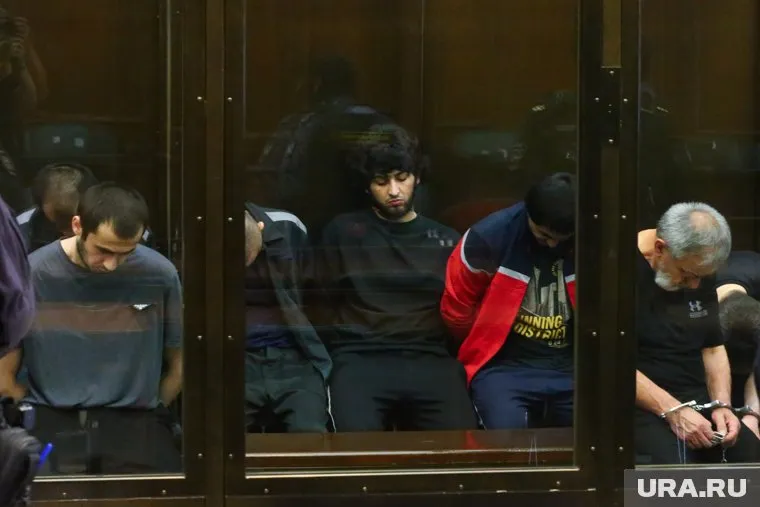 Суд оставил фигурантов дела под арестом на полгода 