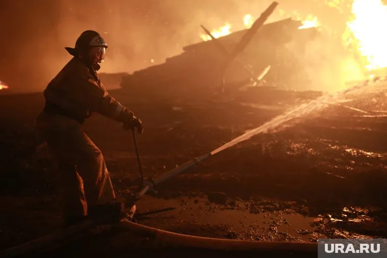 Огонь практически уничтожил оба дома бывших супругов (архивное фото)