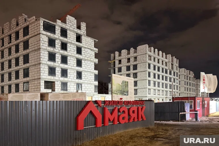 На горевшую стройку в Кургане приехала полиция