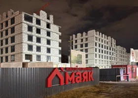 На место крупного пожара в Кургане приехала полиция