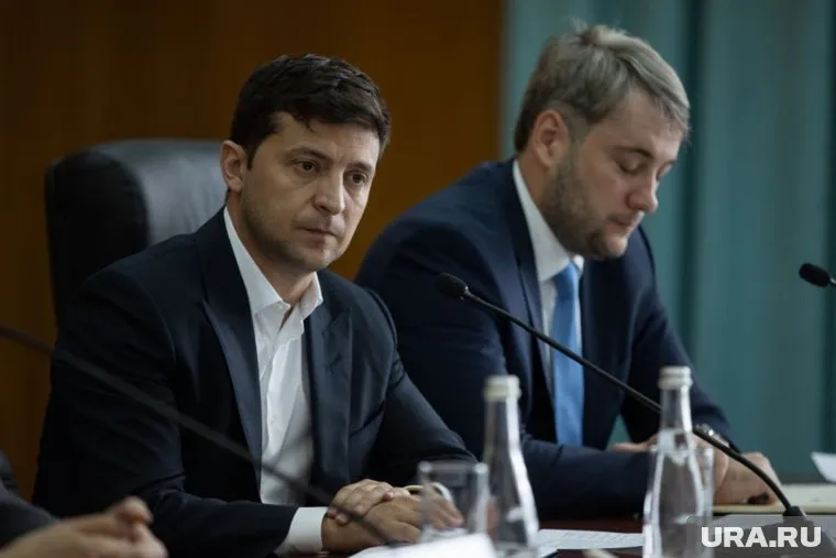 Здание, в котором находится офис Владимира Зеленского, забросали мелочью