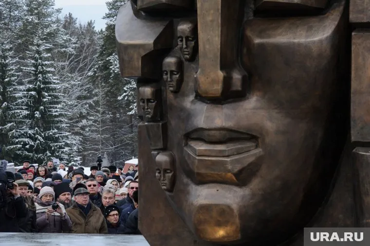 Там, где установлен памятник, 70 лет назад еженочно расстреливали людей. За деревьями на заднем плане раньше стояли бараки — теперь там элитный коттеджный поселок
