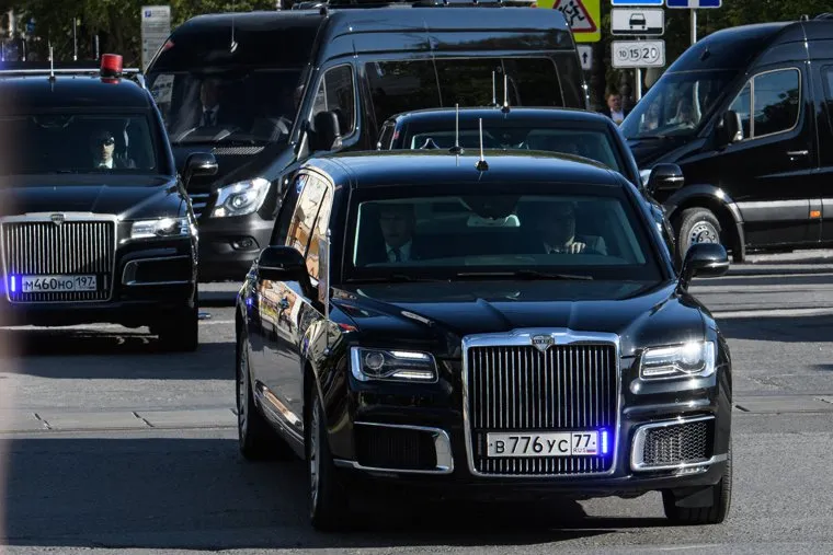 Проезд кортежа президента России Владимира Путина по улицам Екатеринбурга. Екатеринбург