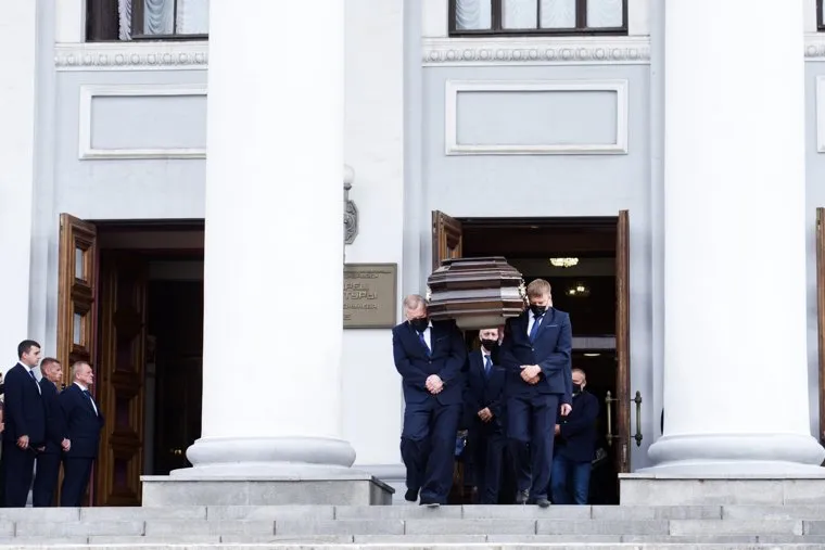 Прощальная церемония с Николаем Малых в здании Дворца культуры имени И.В. Окунева. Свердловская область, Нижний Тагил