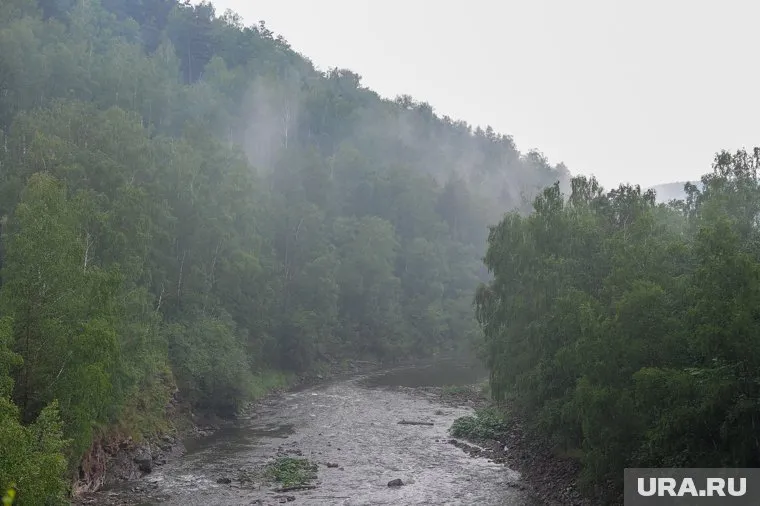 Люди переходили реку вброд, хотя рядом был мост