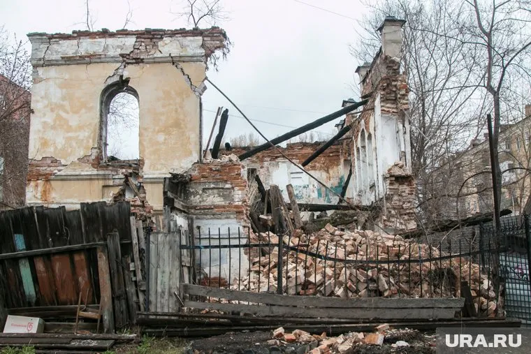 Старинное здание обрушилось в мае этого года