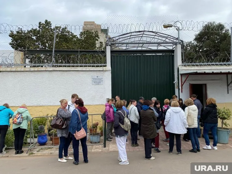 Туристы не получили помощи в консульстве России