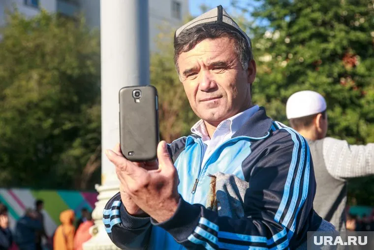 Россияне могут пожаловаться на автохамов, фиксируя нарушение на мобильный телефон