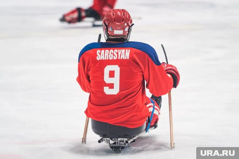 Бойцы познакомились с начальными навыками следж-хоккеистов