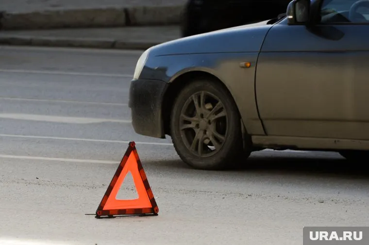 В результате столкновения автомобиля и автобуса два человека погибли, 22 пострадали