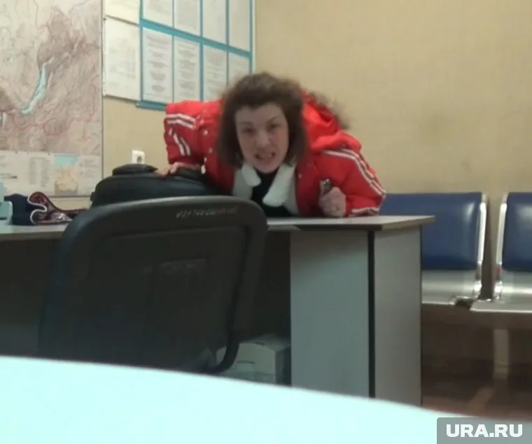 Женщина требовала, чтобы ее отпустили из отделения полиции