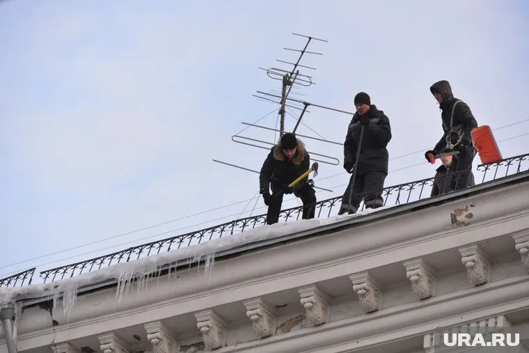 Из-за резких перепадов температур крыши покрылись наледью и сосульками