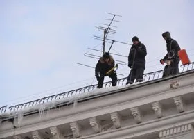 В Челябинске вице-губернатор Шаль проверил, как сбивают сосульки с крыш