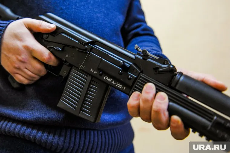 В подмосковном коттедже охранников встретил вооруженный мужчина