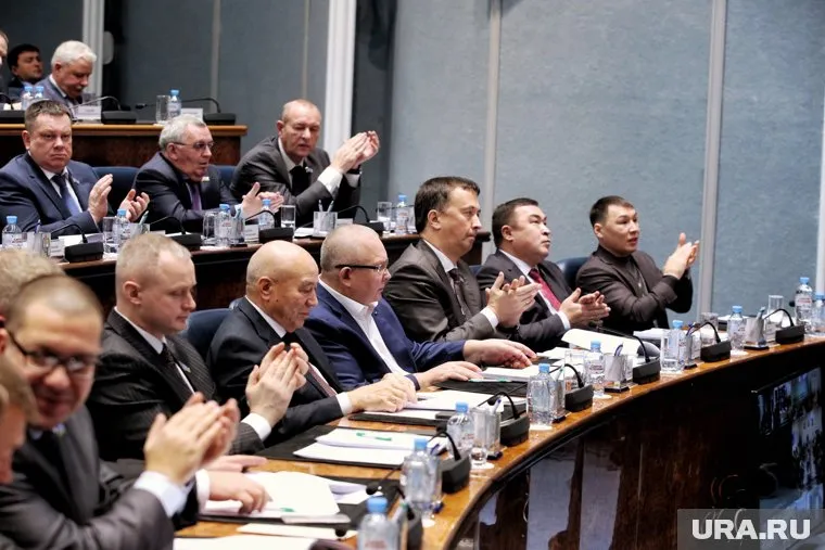 35 депутатов Думы ХМАО проголосовали за обновление Конституции, трое — воздержались