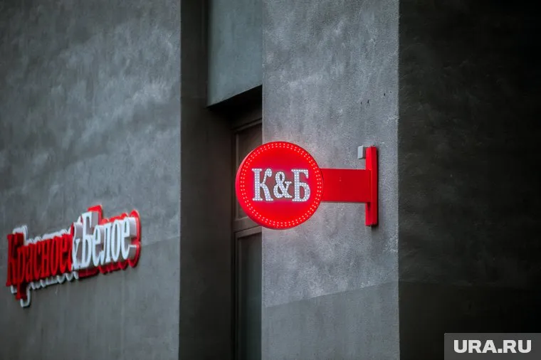 Сотрудники магазина уверяют, что их вынуждают выкупать нераспроданные товары