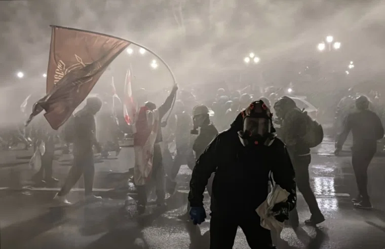 Чтобы разогнать митингующих, полиция применяла водометы и слезоточивый газ