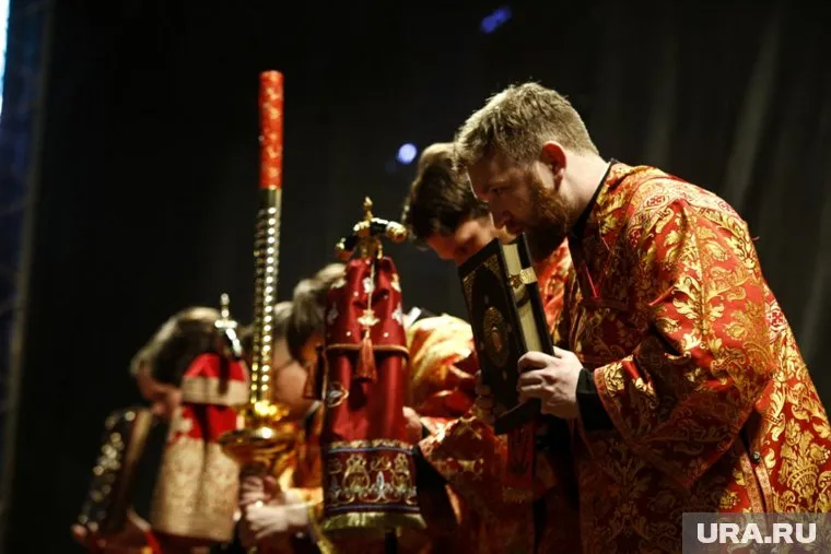 В Екатеринбурге проходит ночное богослужение в честь «Царских дней»