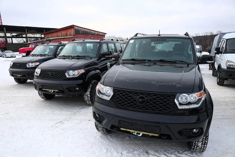 Вручение сотрудникам Уральской авиабазы ключей от автомобилей, приобретенных для организации тушения пожаров в лесах региона. Сысерть