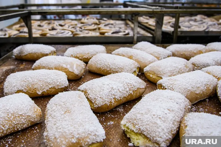 В ассортименте различные пироги и булочки