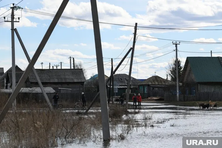 Вода быстро прибывает к дому многодетной семьи